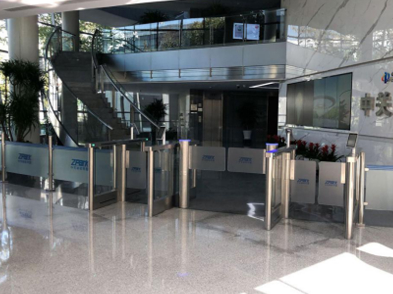 北京ZPark 哪家好？價(jià)格怎么樣？代理招商，生產(chǎn)廠家，價(jià)格，哪家好，多少錢，品牌，報(bào)價(jià)，廠家，哪個(gè)公司好 北京ZPark占地2.6KM，聚集國內(nèi)外近700家知名科技創(chuàng)新企業(yè)，從業(yè)人員近8萬人。于2019年9月安裝了人臉識別閘機(jī)，集成了員工人臉識別考勤系統(tǒng)與人臉識別門禁系統(tǒng)，采用閘機(jī)自助化的管理方式替代人工管理，提高園區(qū)智能化水平，創(chuàng)造更安全便捷的辦公環(huán)境。