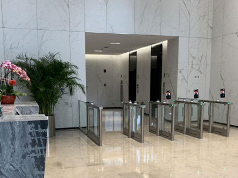 政府閘機(jī)中國**電子集團(tuán)人臉識別閘機(jī) 哪家好？價(jià)格怎么樣？代理招商，生產(chǎn)廠家，價(jià)格，哪家好，多少錢，品牌，報(bào)價(jià)，廠家，哪個(gè)公司好 中國*電子*集團(tuán)安裝采用路可路美人臉識別閘機(jī)，通過360度動態(tài)防偽人臉識別的方式進(jìn)行員工、訪客出入管理，人臉識別采用真人檢測，杜絕偽裝，大大提高了集團(tuán)的安全等級；員工在通過人臉識別閘機(jī)進(jìn)出單位的同時(shí)，也自動進(jìn)行考勤管理；采用這種非主動性、非接觸性、無卡無證式驗(yàn)證，大大提高了通行效率，通行體驗(yàn)更好，也更健康。