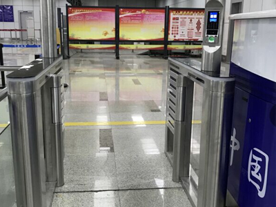 中國邊檢 哪家好？價(jià)格怎么樣？代理招商，生產(chǎn)廠家，價(jià)格，哪家好，多少錢，品牌，報(bào)價(jià)，廠家，哪個(gè)公司好 通關(guān)邊檢人臉識別閘機(jī)采用多因子身份識別方式，即人臉識別、身份證/護(hù)照識別、指紋識別三種識別模式并存的實(shí)名制身份驗(yàn)證，對通關(guān)者進(jìn)行三種數(shù)據(jù)的驗(yàn)證與對比，確保通關(guān)者為其本人，實(shí)現(xiàn)快速安全通關(guān)。