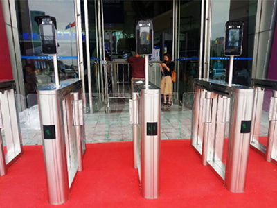 會展海峽國際會展中心 哪家好？價(jià)格怎么樣？代理招商，生產(chǎn)廠家，價(jià)格，哪家好，多少錢，品牌，報(bào)價(jià)，廠家，哪個(gè)公司好 海峽國際會展采用路可路美人臉識別閘機(jī)進(jìn)行會場參會人員的身份識別，實(shí)現(xiàn)參會者網(wǎng)絡(luò)參會報(bào)名到現(xiàn)場參會、人臉識別入場、人臉識別就餐等一站式便捷服務(wù)，提高了與會者的入場效率，也提升了會展的安保強(qiáng)度。