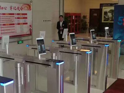 中國移動 哪家好？價(jià)格怎么樣？代理招商，生產(chǎn)廠家，價(jià)格，哪家好，多少錢，品牌，報(bào)價(jià)，廠家，哪個(gè)公司好 中國移動采用人臉識別閘機(jī)對來訪人員進(jìn)行出入控制，來訪人員先進(jìn)行拜訪登記，登記系統(tǒng)自動讀取來訪者身份信息，當(dāng)預(yù)約完成后，來訪者進(jìn)入準(zhǔn)入?yún)^(qū)域前，需要刷取證件，人臉識別閘機(jī)自動進(jìn)行來訪者頭像掃描，并進(jìn)行精準(zhǔn)比對，比對成功者準(zhǔn)予進(jìn)入。