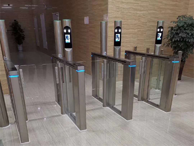 中國**科工集團(tuán) 哪家好？價(jià)格怎么樣？代理招商，生產(chǎn)廠家，價(jià)格，哪家好，多少錢，品牌，報(bào)價(jià)，廠家，哪個(gè)公司好 中國**科工集團(tuán)是中國**大型的高科技集團(tuán)，人員的進(jìn)出安全是集團(tuán)安全的第一道保障；集團(tuán)通過人臉識別閘機(jī)對進(jìn)出的工作人員以及來訪者進(jìn)行安全管控。