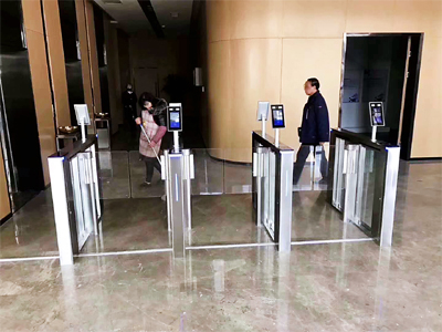 北京**銀行 哪家好？價(jià)格怎么樣？代理招商，生產(chǎn)廠家，價(jià)格，哪家好，多少錢，品牌，報(bào)價(jià)，廠家，哪個(gè)公司好 北京**銀行采用人臉識別閘機(jī)對訪客進(jìn)行便捷化進(jìn)出管理，用于內(nèi)部員工進(jìn)出控制和外來人員進(jìn)出控制。人臉識別采用360度動態(tài)防偽識別技術(shù)，配合閘機(jī)防尾隨即自動開合閘防夾功能，具有更靈敏的響應(yīng)速度，更高等級的安全保障。