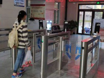 路可路美人臉識(shí)別測(cè)溫通道閘機(jī)助力十一長(zhǎng)假返校同學(xué)測(cè)量體溫 哪家好？?jī)r(jià)格怎么樣？代理招商，生產(chǎn)廠家，價(jià)格，哪家好，多少錢，品牌，報(bào)價(jià)，廠家，哪個(gè)公司好 