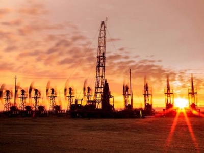 油田健康碼,測溫,人臉識別,閘機(jī)吉林油田測溫閘機(jī),健康碼核驗(yàn),FR440B 哪家好？價(jià)格怎么樣？代理招商，生產(chǎn)廠家，價(jià)格，哪家好，多少錢，品牌，報(bào)價(jià)，廠家，哪個(gè)公司好 吉林油田所使用的路可路美測溫通道閘機(jī)不僅具有對所有油田員工進(jìn)行人臉身份識別、體溫檢測、口罩佩戴檢測等常規(guī)功能，更重要的是該閘機(jī)裝置內(nèi)嵌了恒溫恒濕自動調(diào)節(jié)系統(tǒng)，可為低溫環(huán)境下閘機(jī)的運(yùn)行提供“保暖”作用，可在極寒條件下正常使用，實(shí)現(xiàn)不間斷運(yùn)行，保障油田生產(chǎn)運(yùn)轉(zhuǎn)。