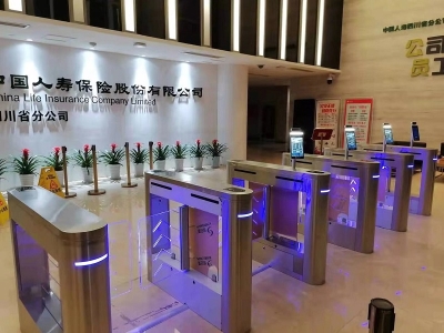 四川省,成都市金融保險健康碼,測溫,人臉識別,閘機%%健康碼%%人臉%%測溫中國人壽保險股份有限公司采用路可路美健康碼測溫通道閘機防疫測溫閘機,健康碼核驗,FS200A 哪家好？價格怎么樣？代理招商，生產(chǎn)廠家，價格，哪家好，多少錢，品牌，報價，廠家，哪個公司好 