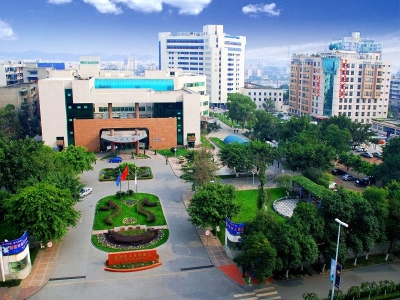 德陽(yáng)市人民醫(yī)院 哪家好？?jī)r(jià)格怎么樣？代理招商，生產(chǎn)廠家，價(jià)格，哪家好，多少錢，品牌，報(bào)價(jià)，廠家，哪個(gè)公司好 德陽(yáng)市人民醫(yī)院采用路可路美天府健康通防疫測(cè)溫閘機(jī)進(jìn)行患者自助通行服務(wù)，通過在門診大樓、住院樓及中醫(yī)館入口搭建健康碼測(cè)溫一體化系統(tǒng)，通過智能化設(shè)施，對(duì)進(jìn)出人員進(jìn)行自動(dòng)化的健康碼狀態(tài)（綠碼、黃碼、紅碼）檢測(cè)、快速體溫測(cè)量、口罩佩戴檢測(cè)，提升工作效率，實(shí)現(xiàn)安全就醫(yī)管控。德陽(yáng)市人民醫(yī)院以具備紅外測(cè)溫、天府通健康碼核驗(yàn)、門禁控制功能的健康碼人臉測(cè)溫智能化系統(tǒng)，代替人工體溫檢測(cè)、健康身份核查、口罩佩戴檢查工作，避免人員近距離接觸交叉感染，提升防疫防控水平，降低人力成本，提升通行效率。